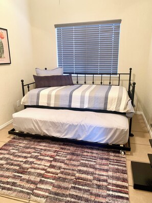 3 bedrooms, desk, iron/ironing board, bed sheets