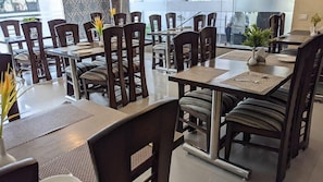 Deluxe Double or Twin Room, City View | Dining room