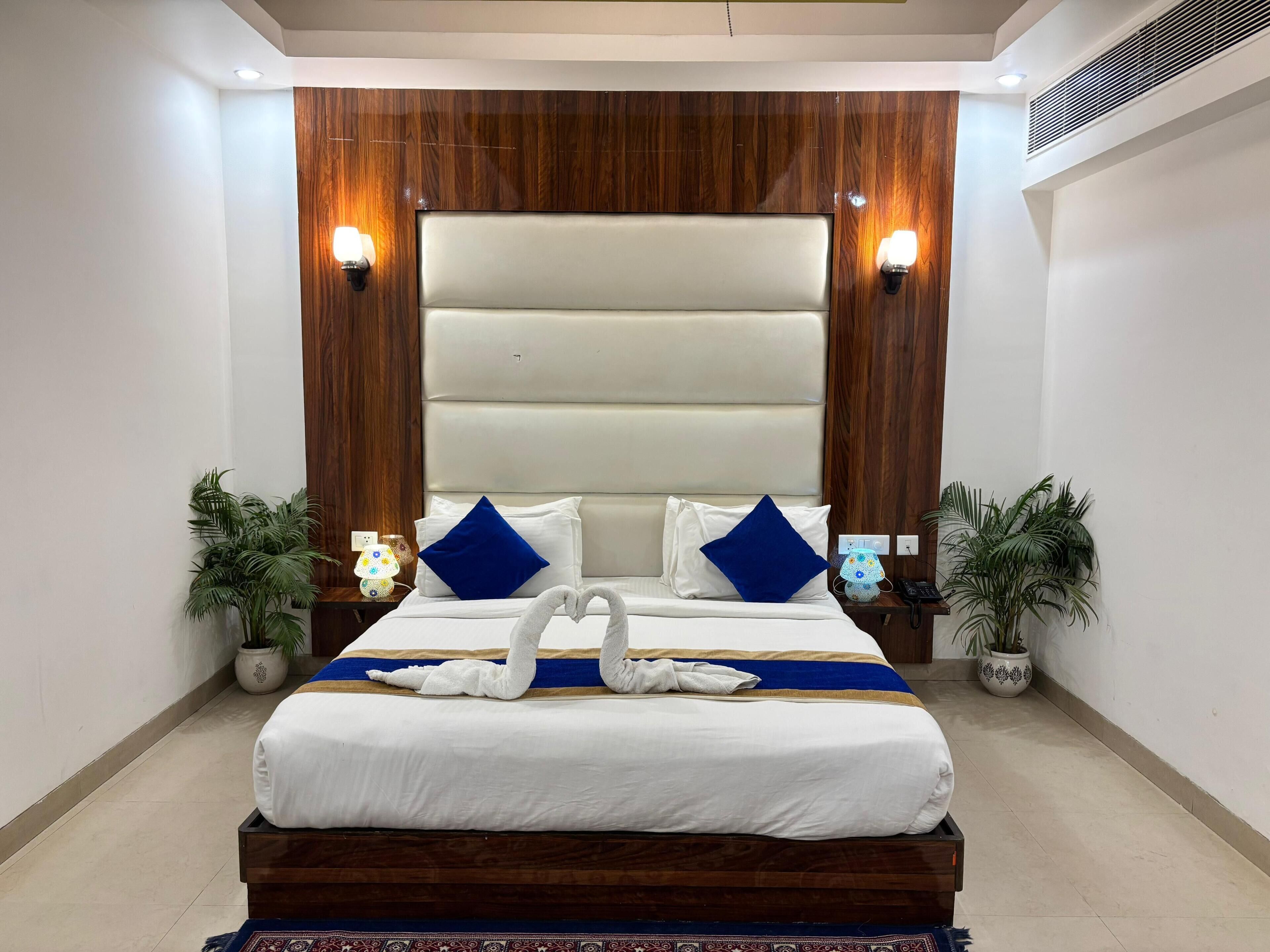 Deluxe-Doppel- oder -Zweibettzimmer, Stadtblick | Hochwertige Bettwaren, Betten mit Memory-Foam-Matratzen, Schreibtisch