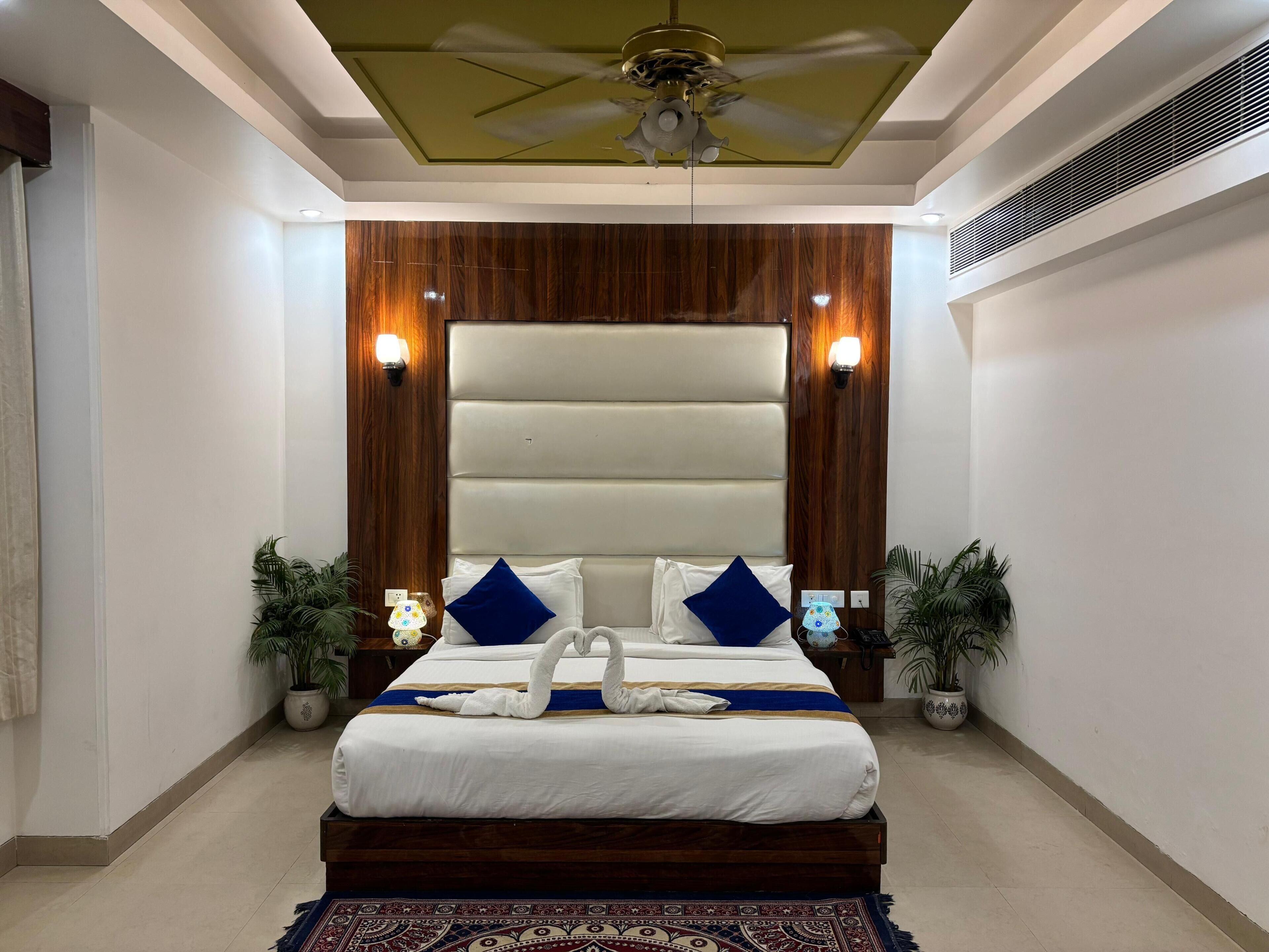 Deluxe dubbelrum eller tvåbäddsrum - utsikt mot staden | Sängtillbehör av högsta kvalitet, memory foam-madrasser och skrivbord