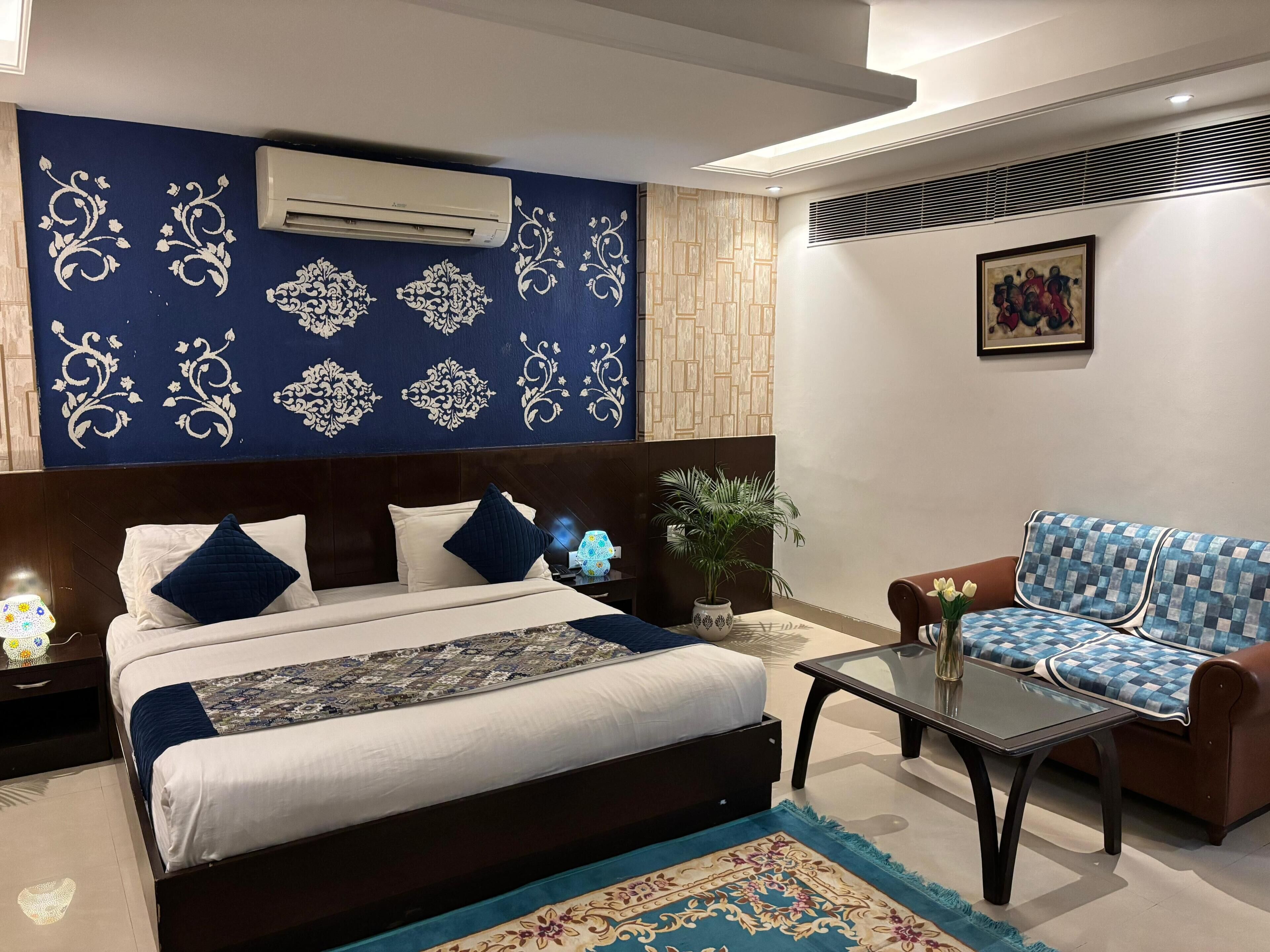 Classic dubbelrum eller tvåbäddsrum - utsikt mot staden | Sängtillbehör av högsta kvalitet, memory foam-madrasser och skrivbord