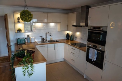 Riverside Retreat - 2BR Apt - free parking - City Centre