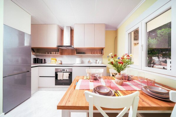 Frigorífico, horno, placa de cocina y lavavajillas