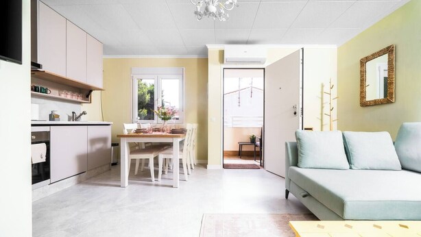 Eine moderne Wohnung mit Küche, Essbereich und Wohnzimmer.