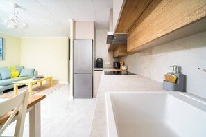 Fridge, oven, stovetop, dishwasher