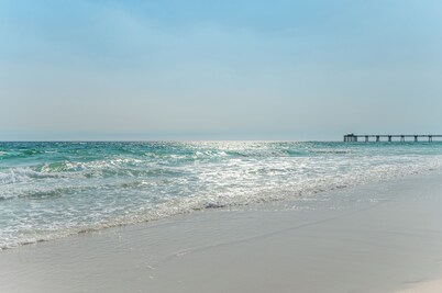 V308 Beachside Studio with Island Views, Private Balcony & Resort Amenities