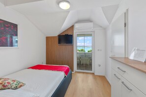 1 bedroom, free WiFi, bed sheets