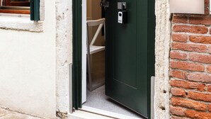 A dark green door with a sign above it reading "Peggy's Retreat Luxury Boutique House Venice - Italy". - Venice • Private Court / Peggy Cozy Apartment (Venezia)
