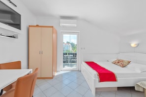 1 bedroom, free WiFi, bed sheets