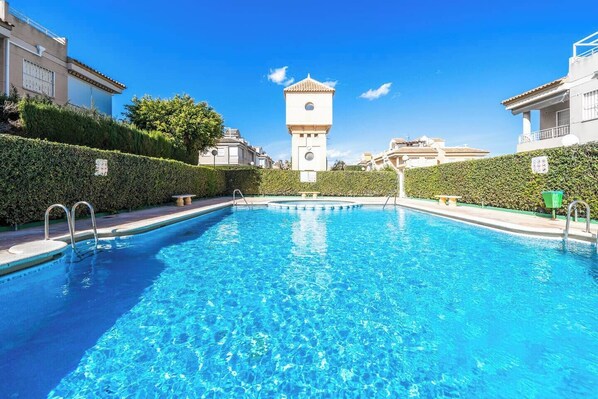 Pool - Renovated Sunny Bungalow with Private Garden (Torrevieja)