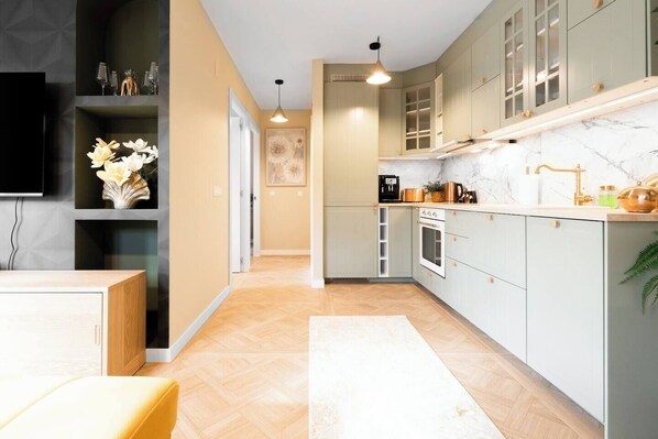 Fridge, oven, stovetop, dishwasher