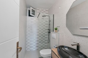 Shower, hair dryer, towels