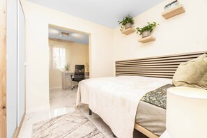 3 chambres, fer et planche à repasser, Wi-Fi, draps fournis