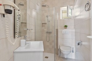 Dusche, Haartrockner, Handtücher