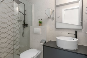 Dusche, Haartrockner, Handtücher