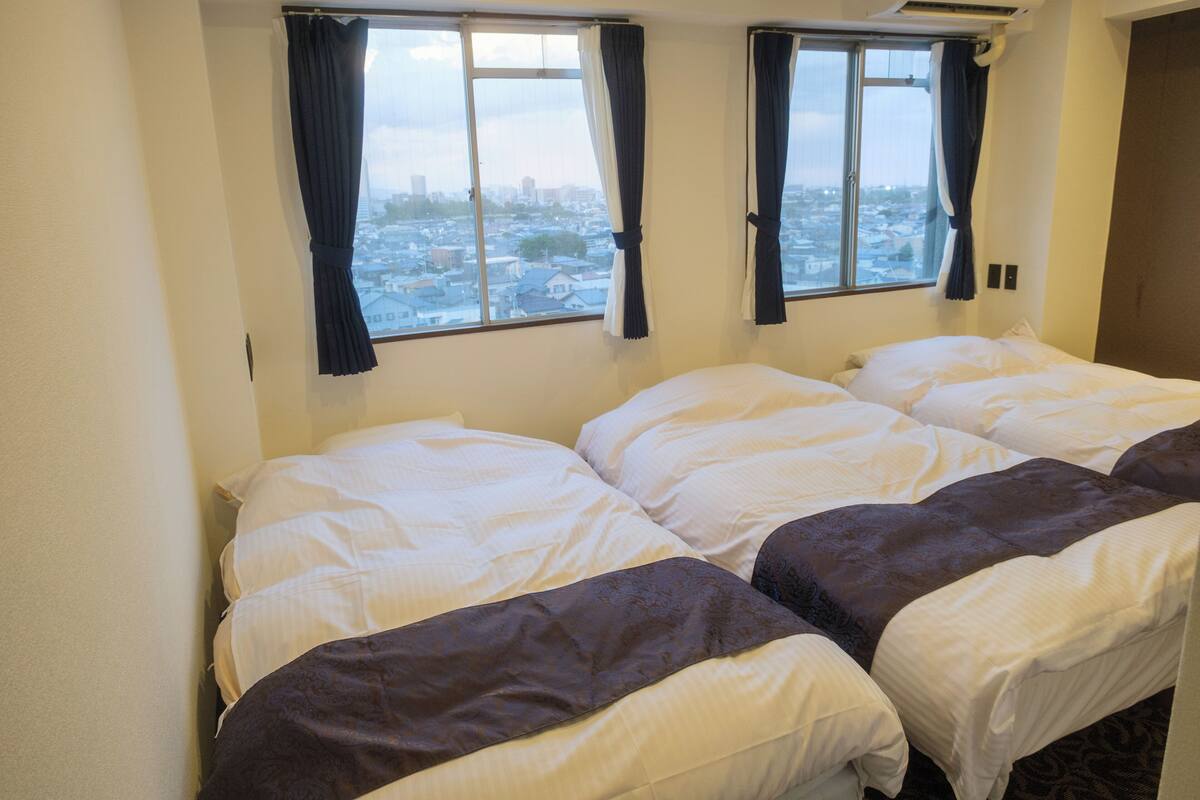 Basic Triple Room | Laptop workspace, free WiFi