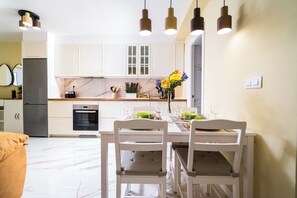 Réfrigérateur, un four, surface de cuisson, lave-vaisselle