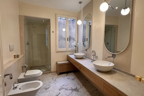Douche, bidet