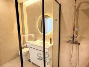 Dusj, hårføner, håndklær og såpe