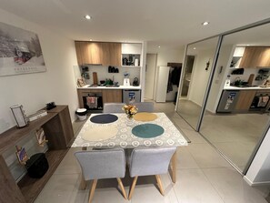 Deluxe Apartment, Mountain View | Private kitchen