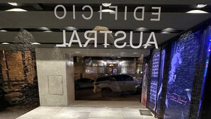 Entrada de hotel con un letrero que dice "ESTACIONADO AUTENTICO".