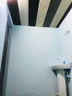 Deluxe Room | Bathroom | Shower, free toiletries, towels, soap - Hotel Break Point (Nakur)