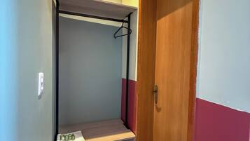 Kamar Triple Basic | Setrika/meja setrika dan Wi-Fi gratis