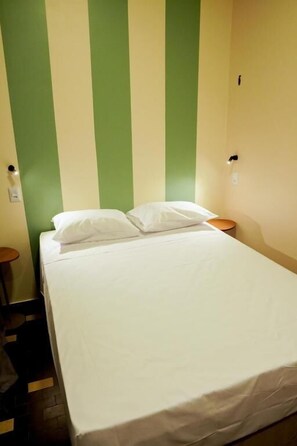 Basic Twin Room | Iron/ironing board, free WiFi - Local Hostel Belém (Belem)