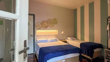 Deluxe Triple Room | Iron/ironing board, free WiFi