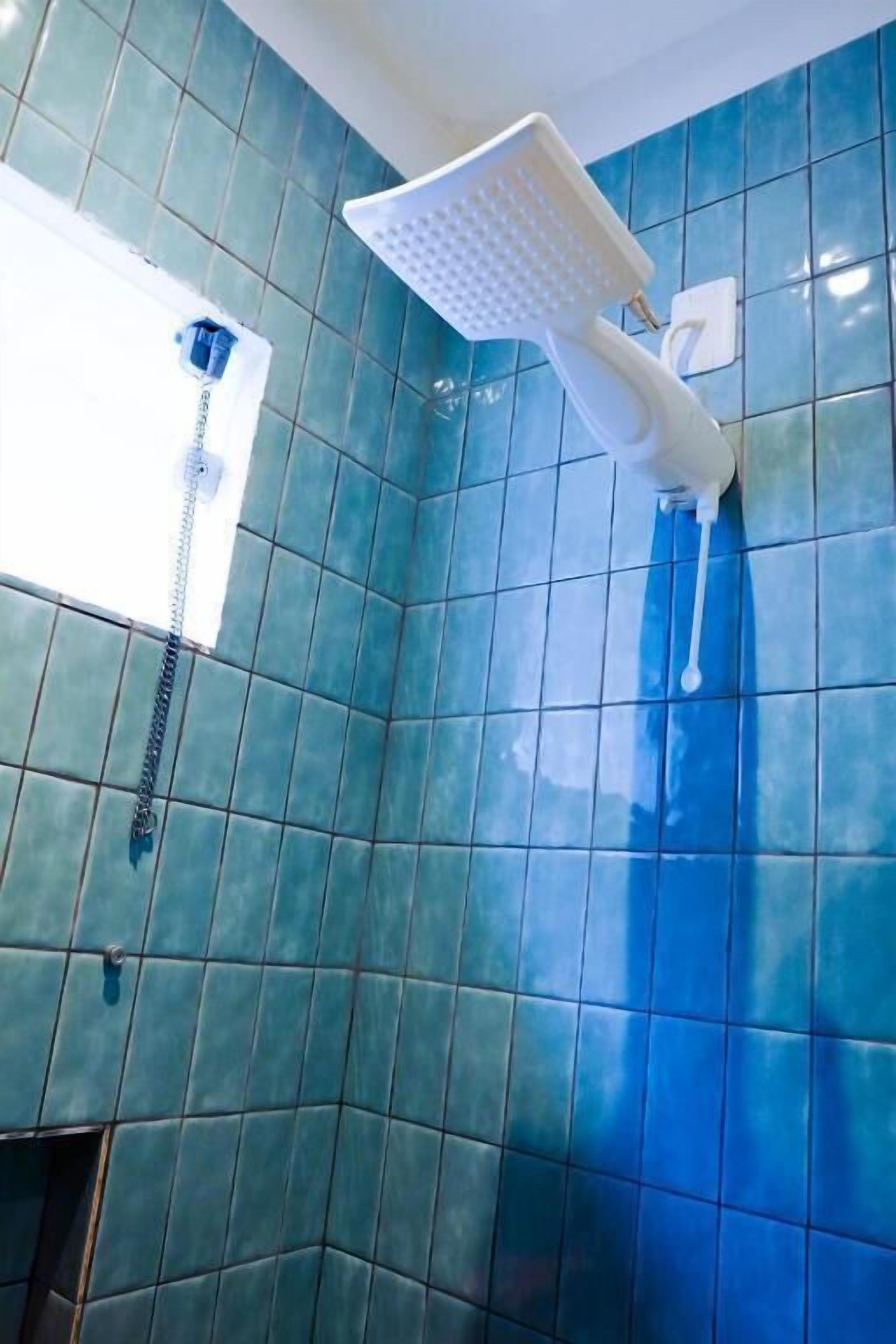 Habitación triple estándar | Baño | Ducha, artículos de higiene personal gratuitos y secador de pelo