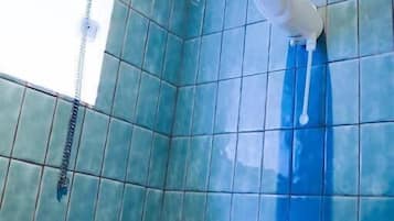 Habitación triple estándar | Baño | Ducha, artículos de higiene personal gratuitos y secador de pelo