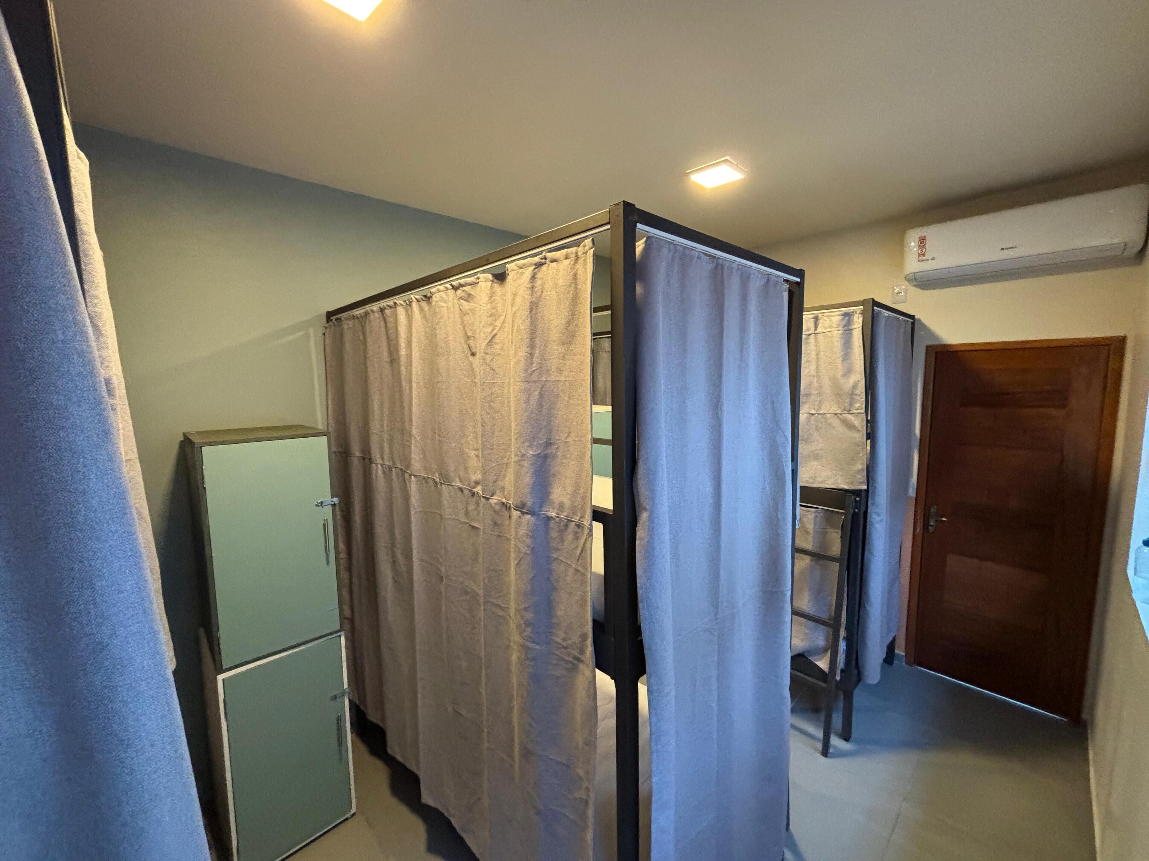 Dormitorio compartido básico | Tabla de planchar con plancha y wifi gratis 