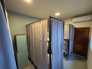 Dormitorio compartido básico | Tabla de planchar con plancha y wifi gratis