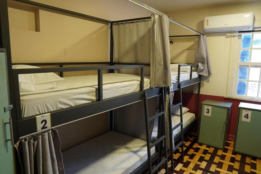 A bunk bed room with two beds, numbered 2 and 3, and two green lockers, one labeled 3 and the other 4.
