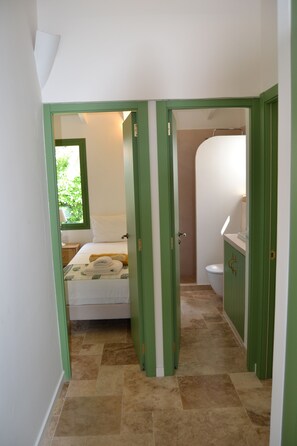 4 chambres, coffres-forts dans les chambres, fer et planche à repasser