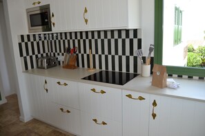 Kylskåp, mikrovågsugn, ugn och spishäll