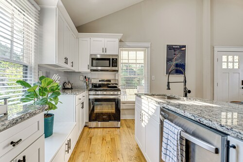 Walk to Beltline: Wfh-friendly Hub w/ Yard!