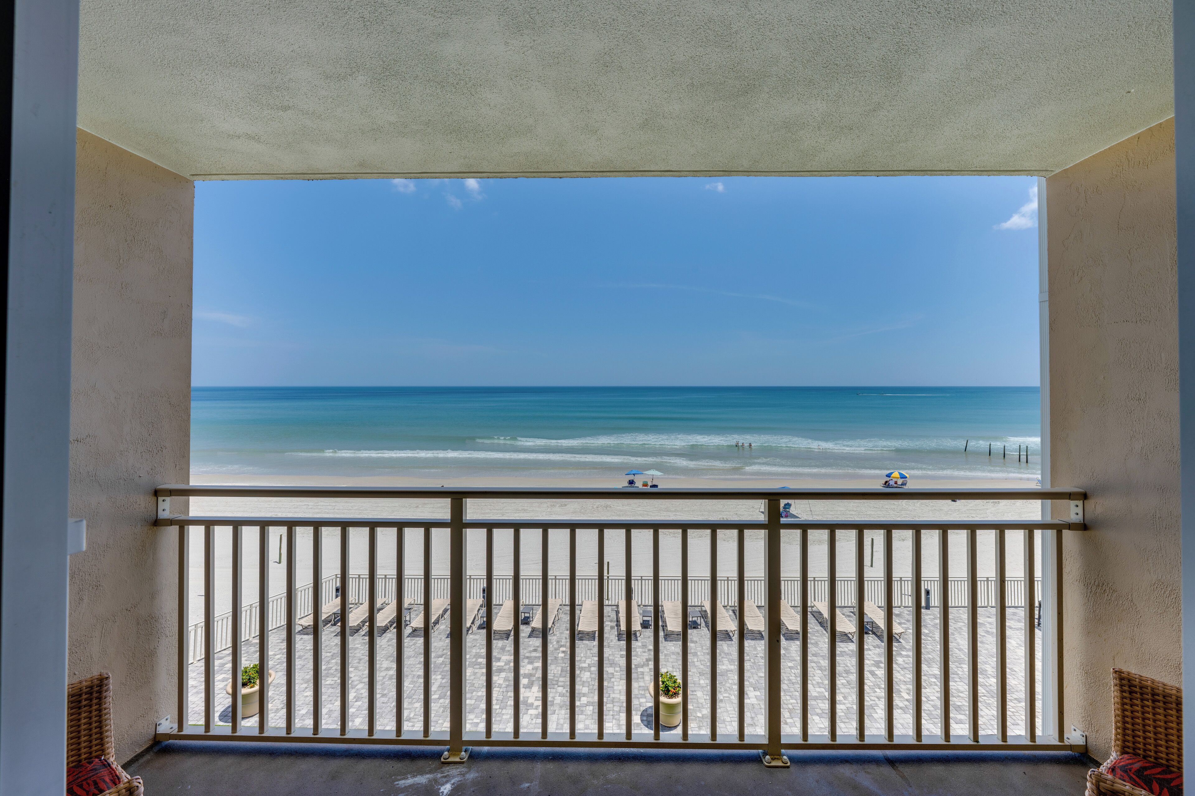 Varanda com vista para a praia e o oceano.