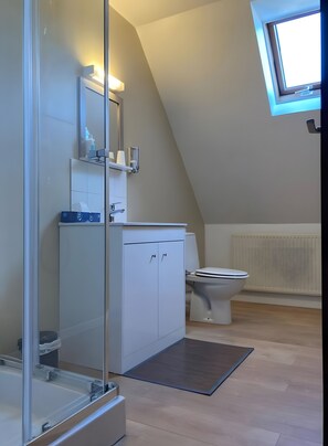 Douche, sèche-cheveux, serviettes fournies