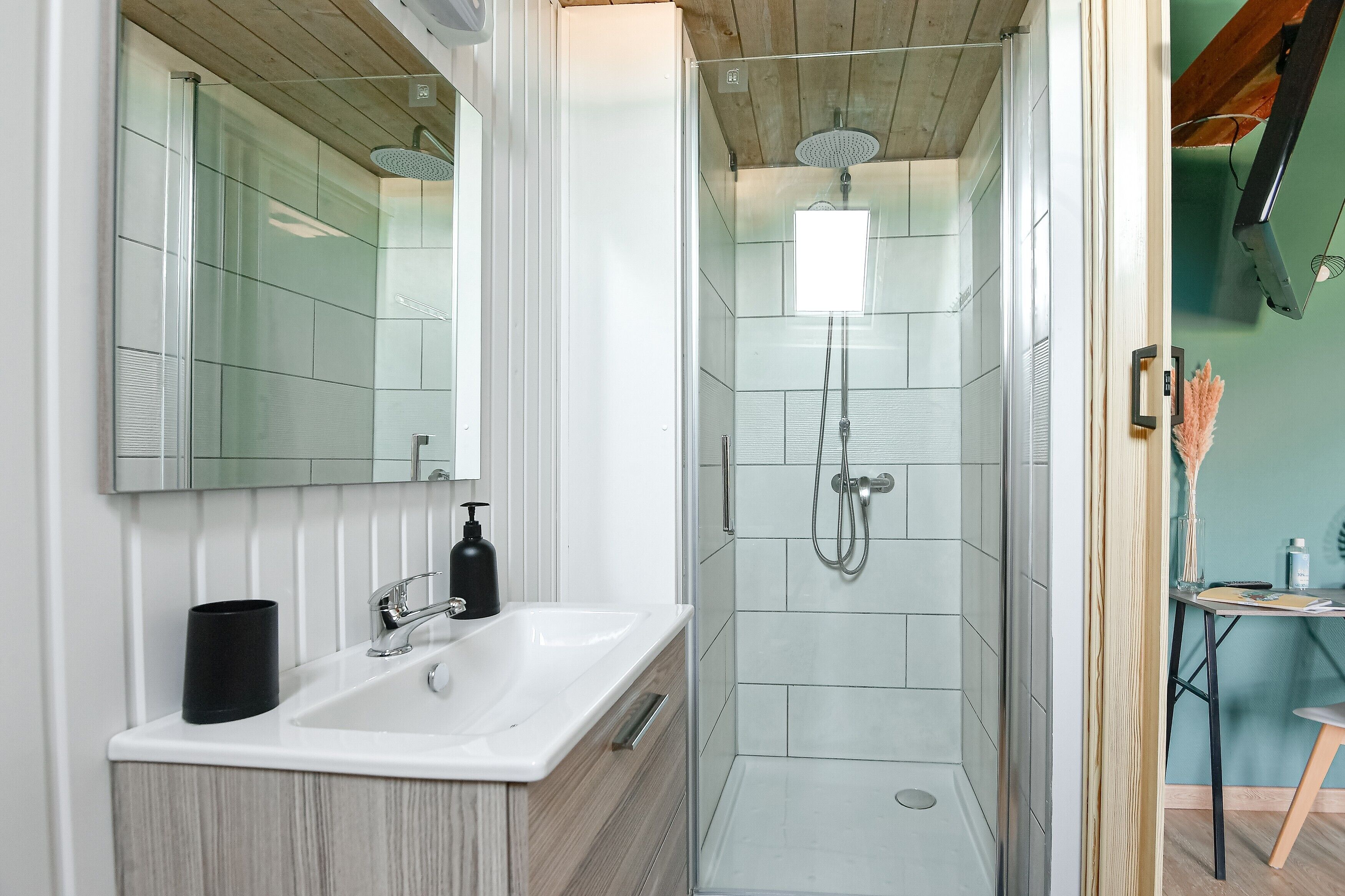 Douche, sèche-cheveux, serviettes fournies