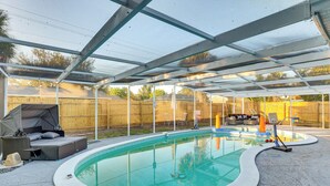 A covered swimming pool with a built-in seating area and a small hot tub. - 3 Mi to Apollo Beach Preserve: Family Retreat! (Apollo Beach)