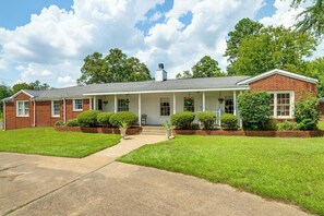 House (6 Bedrooms) | Front of property - 10 Mi to Lake Palestine: South Tyler Location! (Flint)