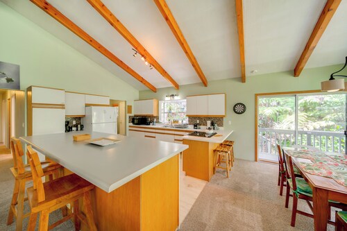 Private Hot Tub & Deck: Tranquil Volcano Hideaway!