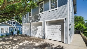 Une maison à deux étages avec un garage et une allée.