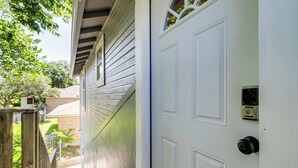 Une porte blanche avec une caméra de surveillance et une boîte aux lettres.