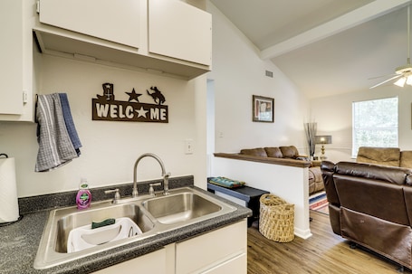 Interior. 1 Mi to Downtown & Shopping: Quiet Brenham Home