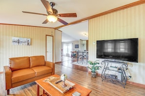 Interior - Large Private Yard: Home 16 Mi to Fall Creek Falls (Spencer)