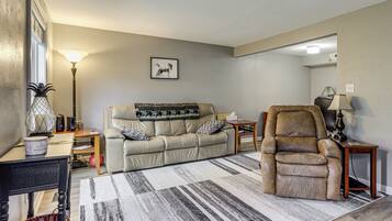 Apartment (2 Bedrooms) | Living area