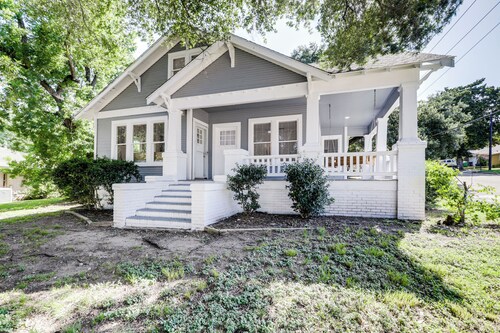 Easy Dtwn Access: Restored 1930s Brenham Retreat