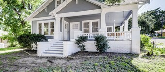 Easy Dtwn Access: Restored 1930s Brenham Retreat